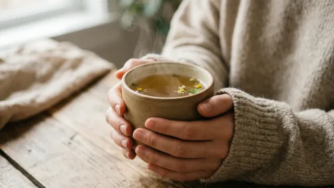 هل يسبب الشاي الساخن جداً مشاكل في المريء؟ ما تقوله الأبحاث