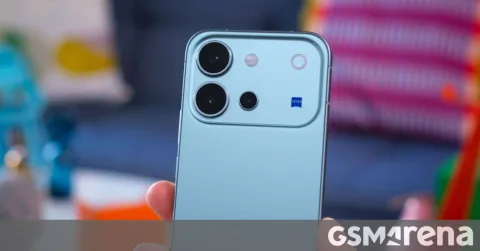 مراجعة هاتف vivo V80 تكشف عن بطارية ضخمة وشاشة فائقة السرعة