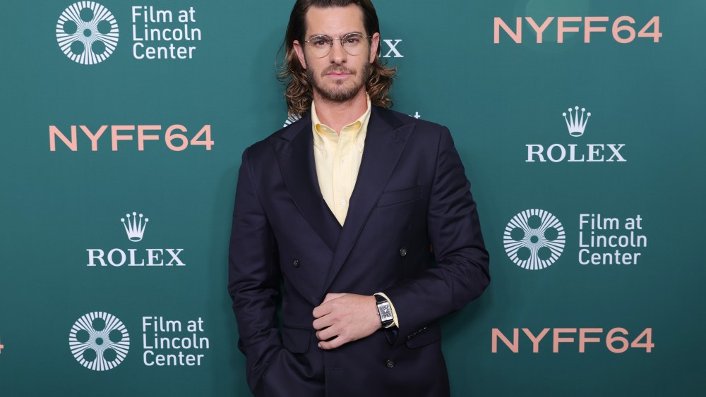 غارفيلد يتخلى عن تشات جي بي تي بعد تجسيد ألتمان في فيلم أرتيفيشل