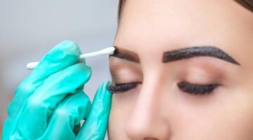 صبغ الحواجب في المنزل باللون البني الفاتح