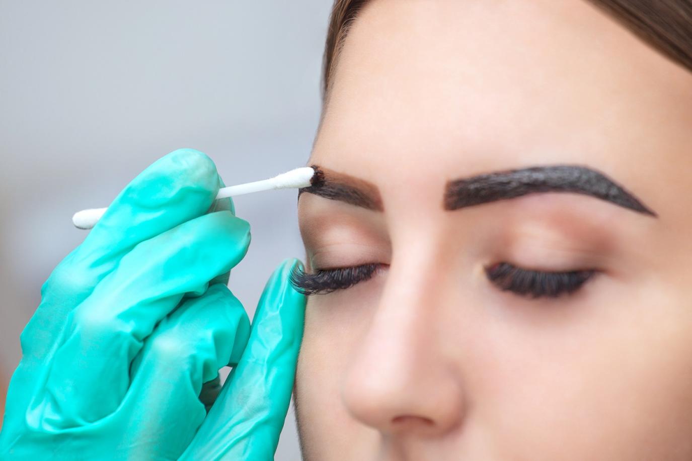 صبغ الحواجب في المنزل باللون البني الفاتح صبغ الحواجب في المنزل باللون البني الفاتح