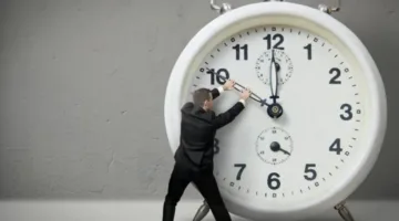 موعد تغيير الساعة في مصر